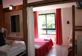 Hotel Castillo del Alba has rooms with a private hot tub