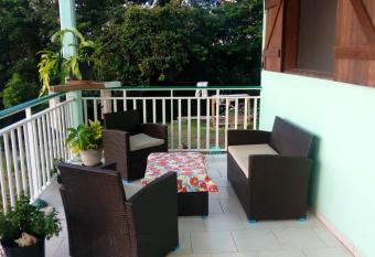 Maison de 2 chambres a Deshaies a 500 m de la plage avec vue sur la mer terrasse et wifi has Balcony rooms