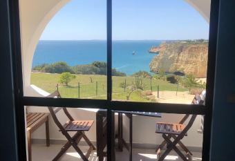 One bedroom appartement at Carvoeiro 50 m away from the beach with sea view and furnished balcony has Balcony rooms