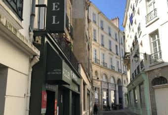 H  tel Saint-Patrick allows 18 year olds to book a room