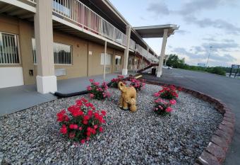 Big Spring Inn Madisonville has Smoking rooms