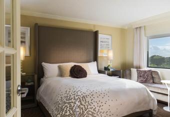 Renaissance Boca Raton Hotel has rooms with a private hot tub