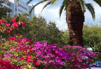 Palm Beach Gardens Marriott allows 18 year olds to book a room