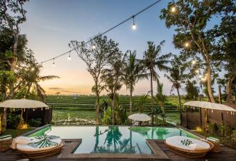 Breathtaking Private villa 6 BR Canggu with staff allows 18 year olds to book a room