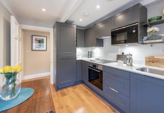 Stunning & Central Milsom Street Apartment allows 18 year olds to book a room