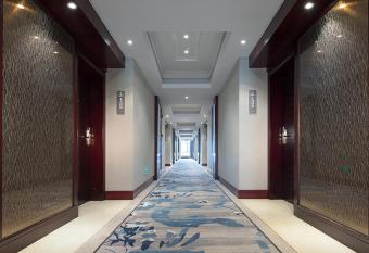 Vienna hotel (sanshui wanda store) allows 18 year olds to book a room