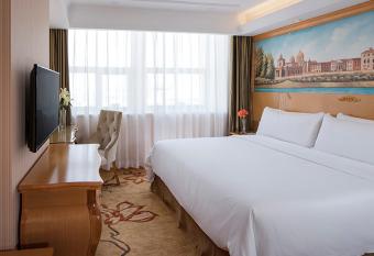 Vienna Hotel(Shenzhen Shajing Jingjinbaina Branch) allows 18 year olds to book a room