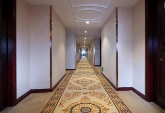 Vienna Hotel(Shenzhen Pinghu Shuangyong Street Metro Station) allows 18 year olds to book a room