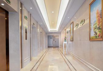 Vienna International Hotel (Wuxi Taihu Expo Center Station) allows 18 year olds to book a room