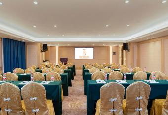 Vienna International Hotel (Jiaxing Nanhu Hotel) allows 18 year olds to book a room