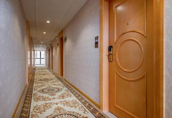 Vienna Hotel(Fuzhou Changle International Airport) allows 18 year olds to book a room