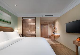 Vienna Hotel(Xiamen Airport Xianmen Drum Whart) allows 18 year olds to book a room