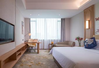 Vienna international hotel (guangzhou haizhu passenger terminal store) allows 18 year olds to book a room