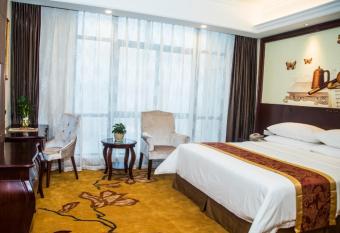 Vienna International Hotel(Hangzhou Xiasha University City) allows 18 year olds to book a room