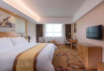 Vienna Hotel(Guangzhou Huadu Rongchuang Wanda Hibiscus Station ) allows 18 year olds to book a room
