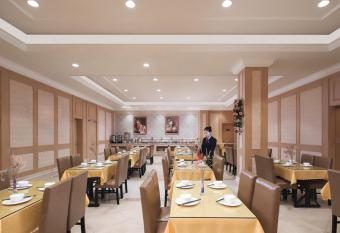 Vienna Hotel (Shanghai jinshanwei Railway Station City Beach Shop) allows 18 year olds to book a room