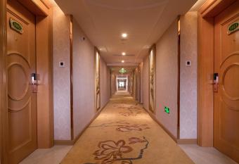 Vienna International Hotel (Shenzhen Fuyong Convention and Exhibition Center) allows 18 year olds to book a room