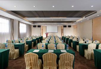 Vienna Hotel(Foshan Nanzhuang Ceramic Headquarters ) allows 18 year olds to book a room