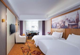 Vienna 3 Best Hotel (Ganzhou shangyou store) allows 18 year olds to book a room