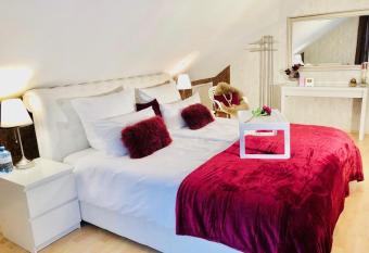 Baden Airpark Family Apartment has Balcony rooms