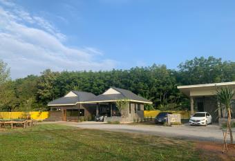 Bee Rest Residence, Chiang Rai has Balcony rooms