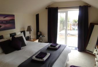 Jasmine House allows 18 year olds to book a room