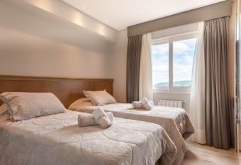 Via Florida Luxo I - 302 allows 18 year olds to book a room