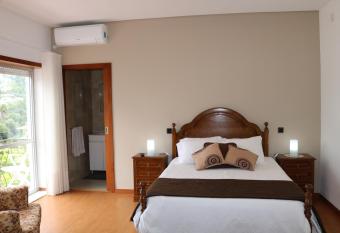Alojamento Correia has Balcony rooms