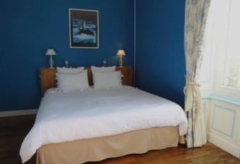 Chateau du Perray has rooms with a private hot tub