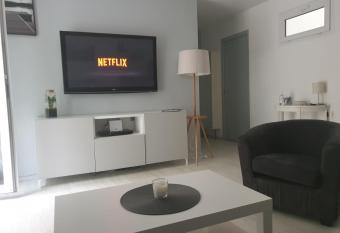 L   ph  jules has Balcony rooms