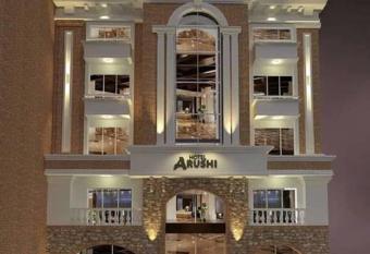 Arushi Boutique Hotel has rooms with a private hot tub