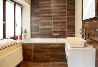 Restaurace a penzion pod hradem has rooms with a private hot tub