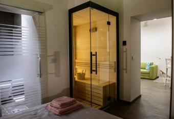 MARCONIO Apartments - City Center has rooms with a private hot tub