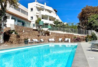 Hotel La Voile allows 18 year olds to book a room