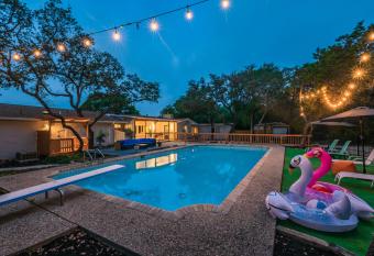 Luxury House By Fiesta Texas & Seaworld With Pool has Balcony rooms