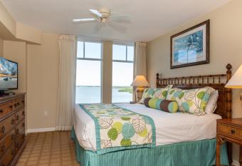 Lovers Key Resort has rooms with a private hot tub