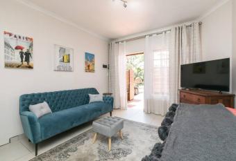 Retro Chic Bachelor Unit 3km to Menlyn allows 18 year olds to book a room