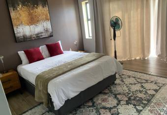 Jbay Zebra Lodge has rooms with a private hot tub