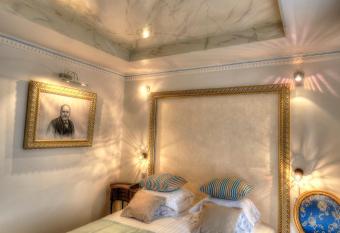 Villa Aultia Hotel allows 18 year olds to book a room