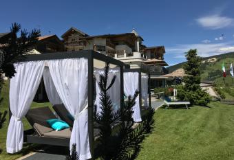 Dolasilla Mountain Panoramic Wellness Hotel has Balcony rooms