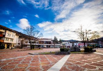 Old City Square Apartment has rooms with a private hot tub