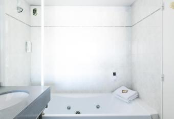 Hotel Le Pavillon Bleu has rooms with a private hot tub