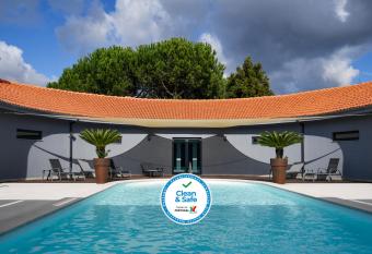 Casa das Carpas allows 18 year olds to book a room