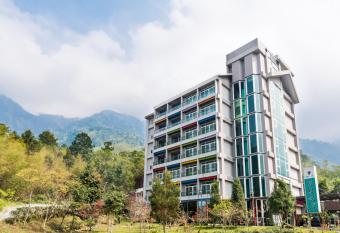 Shante Hotel Shitou allows 18 year olds to book a room