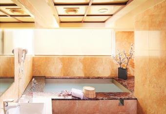 Chyuan Du Spring Resort has rooms with a private hot tub
