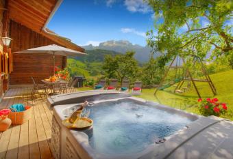 Chalet L Otavalo - OVO Network has rooms with a private hot tub