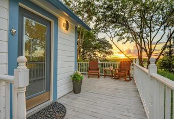 McKenize Guest House: Austin Suite 1 BD, 1BA allows 18 year olds to book a room