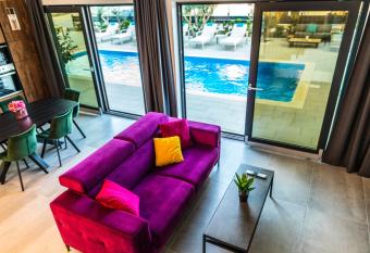 Olive Tree mansion has Balcony rooms