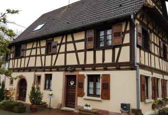 GITE AU PETIT RUISSEAU-Etage et combles-maison alsacienne 4 personnes 3 nuit  es minimum has Balcony rooms