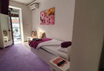 Carpe Diem Apartments has rooms with a private hot tub